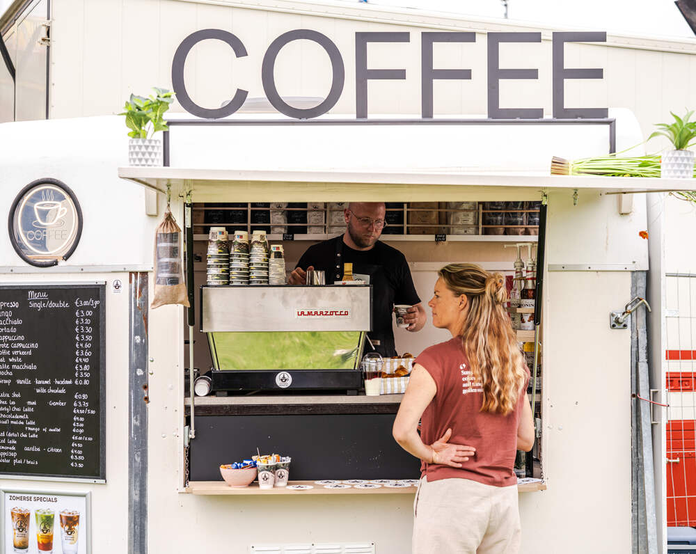 Victorieboontje koffietrailer met klanten aan de balie