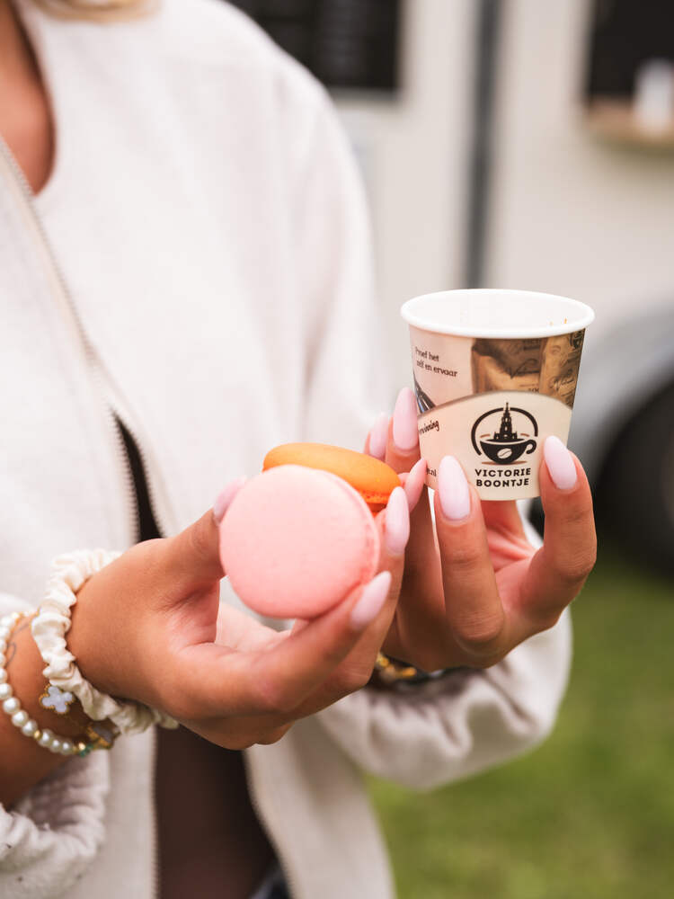 Macaron naast Victorieboontje koffiebeker