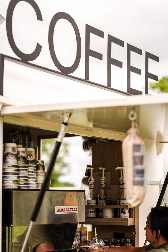 Koffietrailer met krijtbord-menu en signing