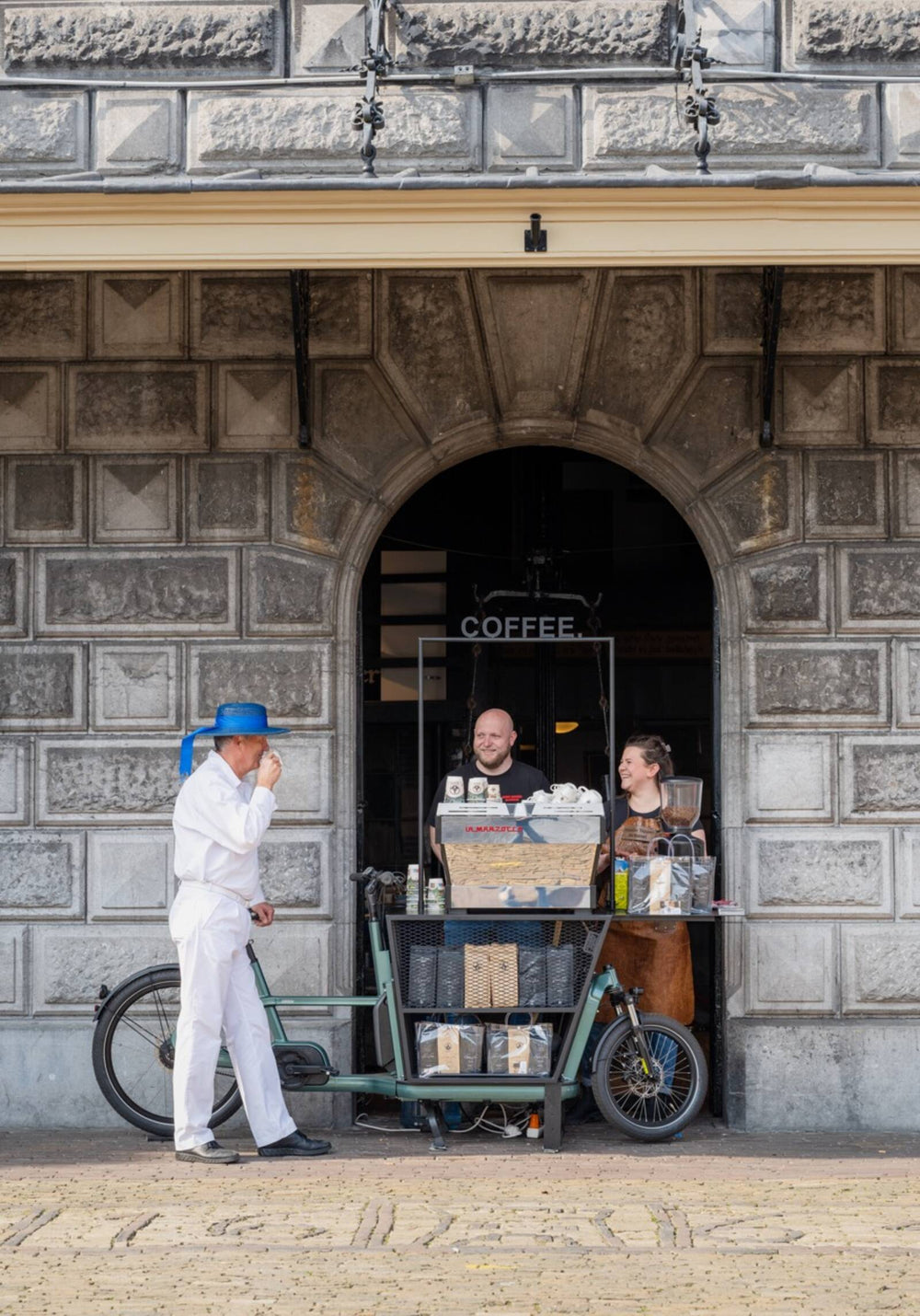 De BakkieBar koffiefiets met baristas en gasten