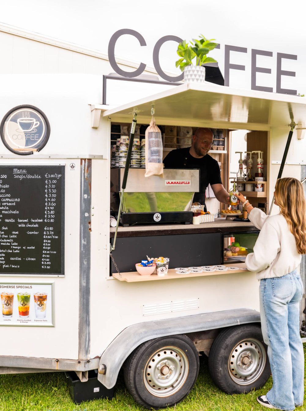 De Victorieboontje koffietrailer op een evenement